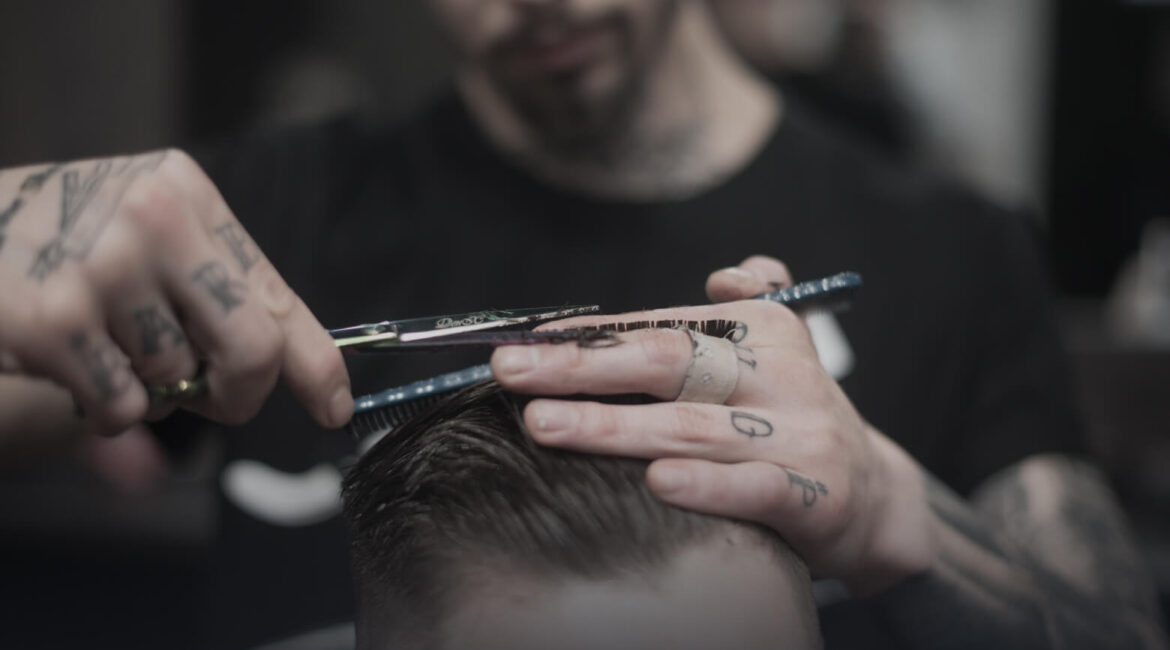 перукар BarberShop за роботою